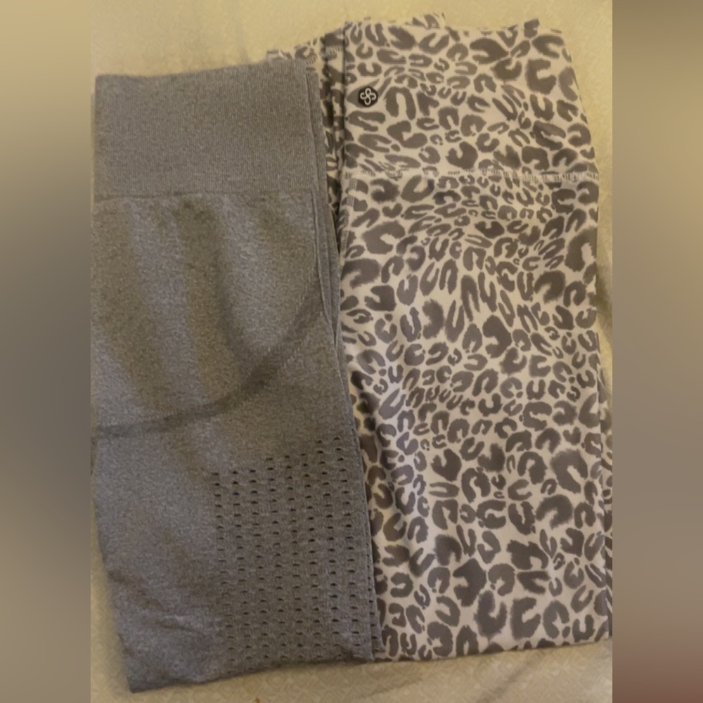 Leggings 🤍 2 pairs 🤍